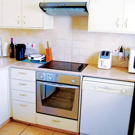 Spacious In With Shared Pool Daire